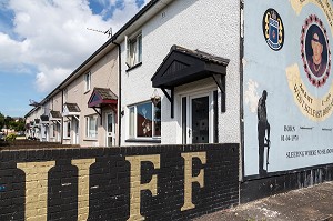 FRESQUES MURALES SUR LES MURS DES MAISONS DE SHANKILL ROAD (UDU, UFF, UDA), HOPEWELL CRESCENT, QUARTIER OUEST PROTESTANT, BELFAST, ULSTER, IRLANDE DU NORD 