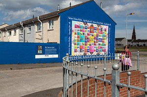 FEMME AVEC SON BEBE, FRESQUES MURALES SUR LES MURS DES MAISONS DE SHANKILL ROAD, HOPEWELL CRESCENT, QUARTIER OUEST PROTESTANT, BELFAST, ULSTER, IRLANDE DU NORD 