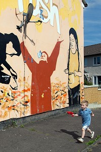 ENFANT JOUANT AVEC UN PISTOLET, FRESQUES MURALES SUR LES MURS DES MAISONS DE SHANKILL ROAD, HOPEWELL CRESCENT, QUARTIER OUEST PROTESTANT, BELFAST, ULSTER, IRLANDE DU NORD 