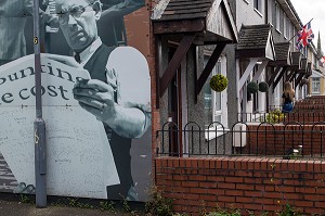 FEMME DEVANT UNE MAISON, FRESQUES MURALES SUR LES MURS DES MAISONS DE SHANKILL ROAD, HOPEWELL CRESCENT, QUARTIER OUEST PROTESTANT, BELFAST, ULSTER, IRLANDE DU NORD 