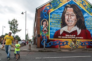 PEINTURE MURALE DE BOBBY SANDS (1954-1981), POETE REVOLUTIONNAIRE, MEMBRE DE L'IRA, DEPUTE DE LA CHAMBRE DES COMMUNES, MORT EN MARTYR EN PRISON APRES UNE GREVE DE LA FAIM DE 66 JOURS, QUARTIER CATHOLIQUE DE FALLS ROAD, BELFAST, ULSTER, IRLANDE DU NORD 