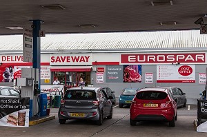 MAGASIN D'ALIMENTATION ET STATION SERVICE EUROSPAR QUARTIER OUEST, BELFAST, ULSTER, IRLANDE DU NORD 