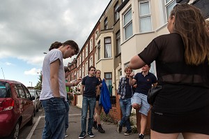 SCENE DE RUE AVEC DES JEUNES DU QUARTIER OUEST, BELFAST, ULSTER, IRLANDE DU NORD 