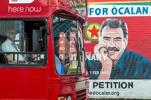 PORTRAIT DE ABDULLAH OCALAN, FONDATEUR DU PARTI TURQUE DES TRAVAILLEURS KURDISTAN, FRESQUES MURALES SUR LE MUR DE LA PAIX (PEACE LINE), BELFAST, ULSTER, IRLANDE DU NORD 