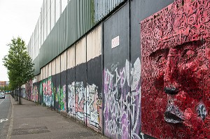 FRESQUES MURALES SUR LE MUR DE LA PAIX (PEACE LINE) SEPARANT LE QUARTIER PROTESTANT SHANKILL DE FALLS CATHOLIQUE, SPRINGMARTIN ROAD, QUARTIER OUEST, BELFAST, ULSTER, IRLANDE DU NORD 