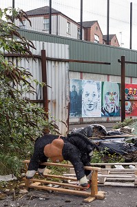 CHEVAL A BASCULE, FRESQUES MURALES SUR LE MUR DE LA PAIX, SPRINGMARTIN ROAD, QUARTIER OUEST, BELFAST, ULSTER, IRLANDE DU NORD 