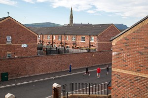 ENFANTS DANS LA RUE, JEU DE BALLON (FOOTBALL), CULLINGTREE ROAD, QUARTIER OUEST, BELFAST, ULSTER, IRLANDE DU NORD 