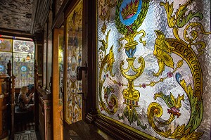 VITRAUX A L'INTERIEUR DE THE CROWN BAR SALOON DEPUIS 1849, VICTORIA STREET, CENTRE-VILLE DE BELFAST, ULSTER, IRLANDE DU NORD 