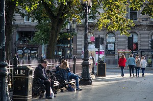 SCENE DE RUE AVEC LES BANCS PUBLICS DEVANT LE CITY HALL, DONEGALL SQUARE EAST, BELFAST, ULSTER, IRLANDE DU NORD 