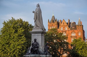 JARDIN DU MEMORIAL DU TITANIC DU BELFAST CITY HALL DEVANT L'IMMEUBLE DE LA BANQUE D'IRLANDE, CENTRE VILLE, DONEGALL SQUARE, BELFAST, ULSTER, IRLANDE DU NORD 