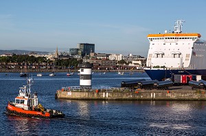 PILOT REMORQUEUR A LA SORTIE DU PORT DE COMMERCE DE DUBLIN, IRLANDE 