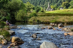 BALADE AU BORD DE LA RIVIERE DEVANT LES RUINES DE L'ANCIEN MONASTERE DE GLENDALOUGH ETABLI AU VI EME SIECLE PAR SAINT KEVIN ET DETRUIT EN 1398 PAR LES ANGLAIS, COMTE DE WICKLOW, IRLANDE 