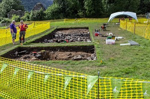 FOUILLES ARCHEOLOGIQUES SUR LES RUINES DE L'ANCIEN MONASTERE DE GLENDALOUGH ETABLI AU VI EME SIECLE PAR SAINT KEVIN ET DETRUIT EN 1398 PAR LES ANGLAIS, COMTE DE WICKLOW, IRLANDE 