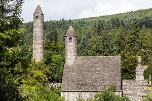 EGLISE SAINT KEVIN ET TOUR RONDE DE 33 METRES RUINES DE L'ANCIEN MONASTERE DE GLENDALOUGH ETABLI AU VI EME SIECLE DETRUIT EN 1398 PAR LES ANGLAIS, COMTE DE WICKLOW, IRLANDE 