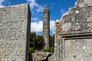 PIERRES TOMBALES DEVANT LA TOUR RONDE HAUTE DE 33 METRES RUINES DE L'ANCIEN MONASTERE DE GLENDALOUGH ETABLI AU VI EME SIECLE DETRUIT EN 1398 PAR LES ANGLAIS, COMTE DE WICKLOW, IRLANDE 