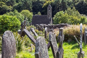 PIERRES TOMBALES ET EGLISE SAINT KEVIN, RUINES DE L'ANCIEN MONASTERE DE GLENDALOUGH ETABLI AU VI EME SIECLE DETRUIT EN 1398 PAR LES ANGLAIS, COMTE DE WICKLOW, IRLANDE 