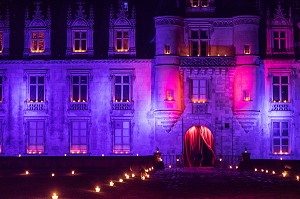 FACADE ECLAIREE ET BOUGIES POUR L'ALLEE DU CHATEAU, SPECTACLE DU FABULEUX NOEL DU CHATEAU DE MAINTENON, ANIMATION PAR 800 BENEVOLES, EURE-ET-LOIR (28), FRANCE 