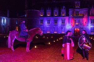 CHEVAUX ET TROUBADOUR POUR L'ACCUEIL DES SPECTATEURS EN MUSIQUE, SPECTACLE DU FABULEUX NOEL DU CHATEAU DE MAINTENON, ANIMATION PAR 800 BENEVOLES, EURE-ET-LOIR (28), FRANCE 