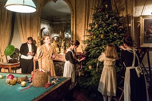 DUC PAUL DE NOAILLES (HERITIER DU CHATEAU) ET SA FAMILLE PREPARANT LE SAPIN DE NOEL VIENNOIS, SPECTACLE DU FABULEUX NOEL DU CHATEAU DE MAINTENON, ANIMATION PAR 800 BENEVOLES, EURE-ET-LOIR (28), FRANCE 