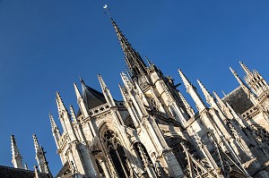 DETAIL SUR LES NOMBREUSES FLECHES DU CHEVET, CATHEDRALE NOTRE-DAME, EVREUX (27), FRANCE 