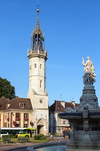 FONTAINE DE L'HOTEL DE VILLE ET BEFFROI DE LA TOUR DE L'HORLOGE DU XV EME SIECLE, PLACE DU GENERAL DE GAULLE, EVREUX,(27), FRANCE 