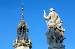 FONTAINE DE L'HOTEL DE VILLE ET BEFFROI DE LA TOUR DE L'HORLOGE DU XV EME SIECLE, PLACE DU GENERAL DE GAULLE, EVREUX,(27), FRANCE 