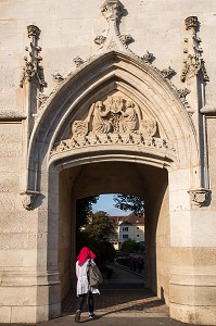 FEMME VOILEE SOUS LA PORTE DU BEFFROI DE LA TOUR DE L'HORLOGE DU XV EME SIECLE, PLACE DU GENERAL DE GAULLE, EVREUX,(27), FRANCE 