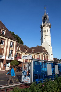 STATION DE BUS DE L'HOTEL DE VILLE DEVANT LE  BEFFROI DE LA TOUR DE L'HORLOGE DU XV EME SIECLE, PLACE DU GENERAL DE GAULLE, EVREUX,(27), FRANCE 