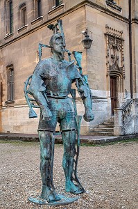 STATUE DE BRONZE A L'ENTREE DU MUSEE D'ART D'HISTOIRE ET D'ARCHEOLOGIE, EVREUX,(27), FRANCE 