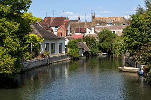 HABITATIONS SUR LES BORDS DE L'EURE, IVRY-LA-BATAILLE (27), FRANCE 