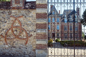 MUR EXTERIEUR AVEC LES TROIS CROISSANTS ENTRELACES, DEVISE DU ROI HENRI II ET FACADE DU GRAND CHATEAU DE MENILLES (27), FRANCE 