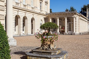 COUR D'HONNEUR, CHATEAU DE BIZY, VERNON (27), FRANCE 