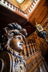 BUSTE EN BOIS SCULPTE, ESCALIER DU CHATEAU DE BIZY, VERNON (27), FRANCE 