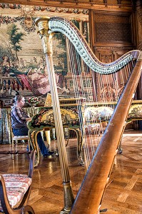 JEUNE FEMME QUI JOUE DE LA MUSIQUE SUR LE PIANO DANS LE GRAND SALON, CHATEAU DE BIZY, VERNON (27), FRANCE 