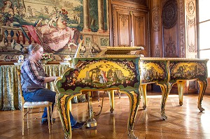 JEUNE FEMME QUI JOUE DE LA MUSIQUE SUR LE PIANO DANS LE GRAND SALON, CHATEAU DE BIZY, VERNON (27), FRANCE 