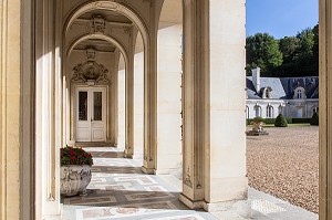 LES ARCADES DONNANT SUR LA COUR D'HONNEUR, CHATEAU DE BIZY, VERNON (27), FRANCE 