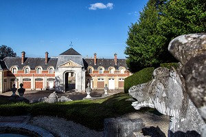 FONTAINE DES CHEVAUX MARINS DEVANT LES ECURIES DU CHATEAU DE BIZY, VERNON (27), FRANCE 