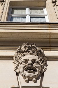 MASCARON SOUS UNE FENETRE DE LA FACADE PRINCIPALE, CHATEAU DE BIZY, VERNON (27), FRANCE 