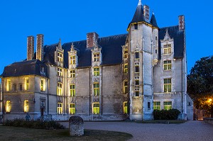 FACADE DE NUIT, MUSEE D'ART D'HISTOIRE ET D'ARCHEOLOGIE, ANCIEN EVECHE DE LA CATHEDRALE, EVREUX,(27), FRANCE 