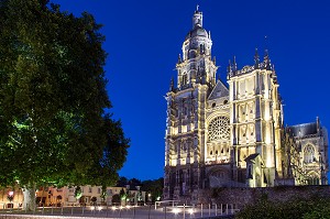 FACADE A LA TOMBEE DE LA NUIT, CATHEDRALE NOTRE-DAME, EVREUX,(27), FRANCE 