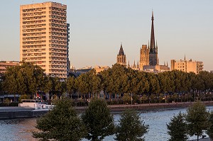 LES BORDS DE SEINE ET LA CATHEDRALE NOTRE-DAME, ROUEN (76), FRANCE 