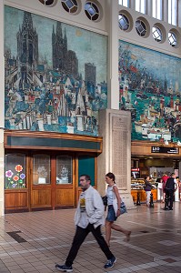 FRESQUES DU PEINTRE ROBERT SAVARY (1967) SUR LA VILLE, SALLE DES PAS PERDUS, GARE DE ROUEN (76), FRANCE 