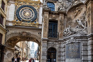 HORLOGE ASTRONOMIQUE SUR L'ARCHE RENAISSANCE, RUE DU GROS HORLOGE, ROUEN (76), FRANCE 