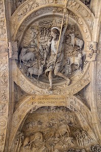 LE BON PASTEUR ACCOMPAGNE PAR SES MOUTONS, DETAIL DE L'INTRADOS SOUS LA VOUTE DE L'ARCHE RENAISSANCE DU GROS-HORLOGE, RUE DU GROS HORLOGE, ROUEN (76), FRANCE 