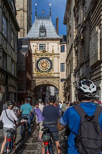 CYCLISTES EN BALADE DEVANT L'HORLOGE ASTRONOMIQUE, RUE DU GROS HORLOGE, ROUEN (76), FRANCE 