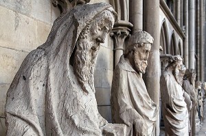 STATUES DANS LE DEAMBULATOIRE, CATHEDRALE NOTRE-DAME, ROUEN (76), FRANCE 