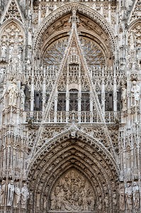 PORTAIL DE LA FACADE RENOVEE, CATHEDRALE NOTRE-DAME, ROUEN (76), FRANCE 