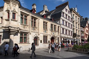 FACADE DE HOTEL DE BOURGTHEROULDE ET MAISONS A COLOMBAGES, PLACE DE LA PUCELLE, ROUEN (76), FRANCE 