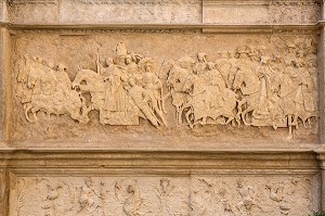 SUITE DE FRANCOIS 1ER, ROI DE FRANCE, DETAIL DE LA GALERIE D'AUMALE ORNEE DE BAS-RELIEF SCULPTES DANS LA PIERRE CALCAIRE, HOTEL DE BOURGTHEROULDE, PLACE DE LA PUCELLE, ROUEN (76), FRANCE 