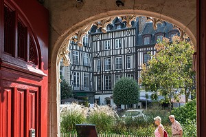 PORCHE D'ENTREE DE L'HOTEL DE BOURGTHEROULDE, SQUARE DE LA PLACE DE LA PUCELLE, ROUEN (76), FRANCE 